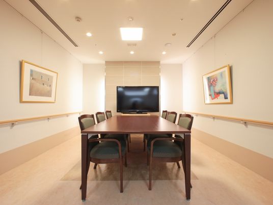  会議テーブルとテレビ  