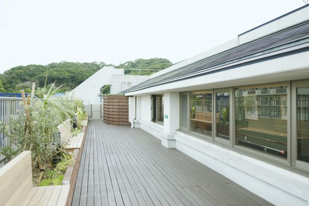  清潔な中庭の通路  