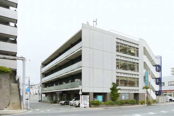 都市型の施設の外観