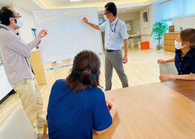 スタッフが研修を実施