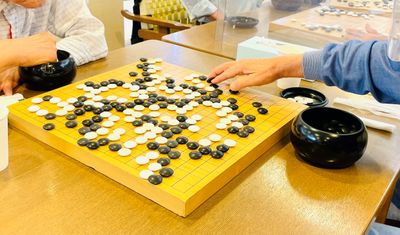 囲碁を楽しむ人々