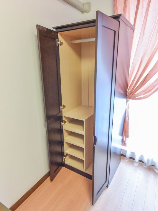 開いたクローゼットの写真