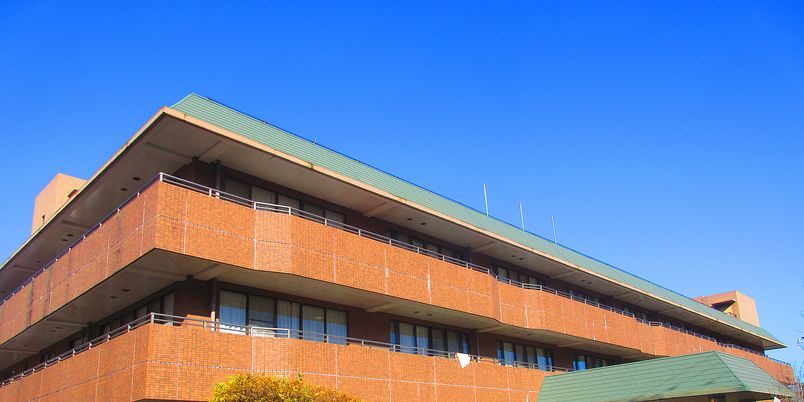 広がる青空と建物外観