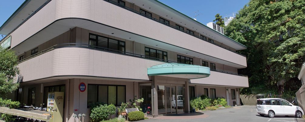 緑豊かな建物外観