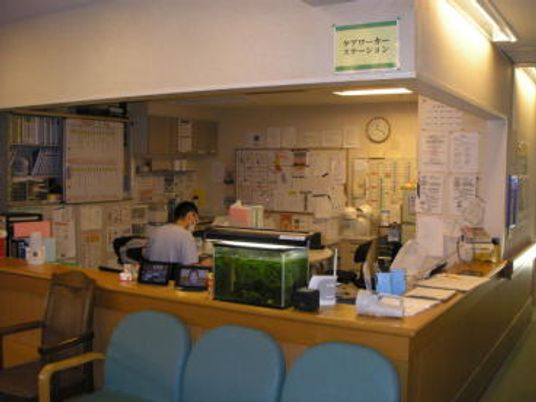 スタッフが働く受付