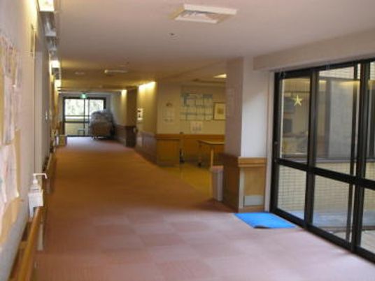 広い廊下の内部