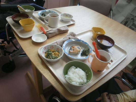 温かい食事のテーブル