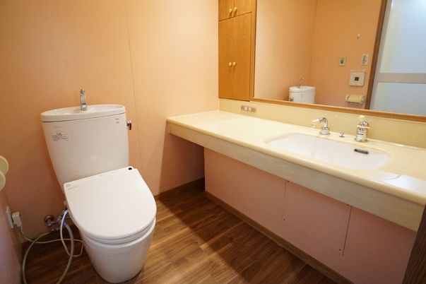 清潔なトイレと洗面台
