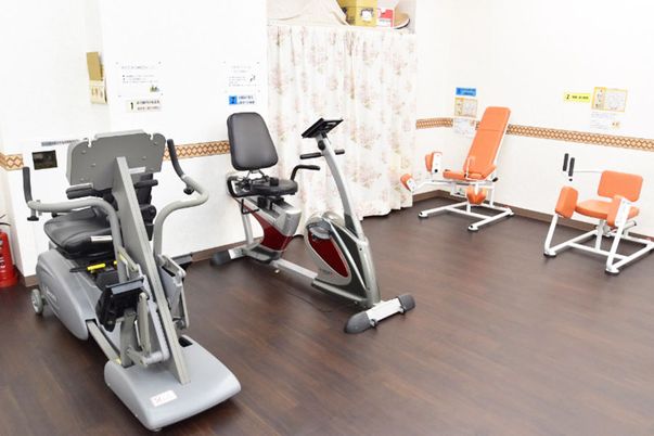 健康機器が並ぶ部屋