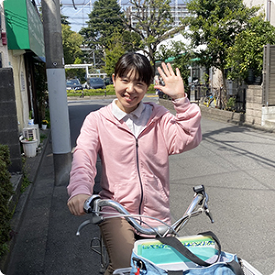 笑顔で手を振るスタッフ人物