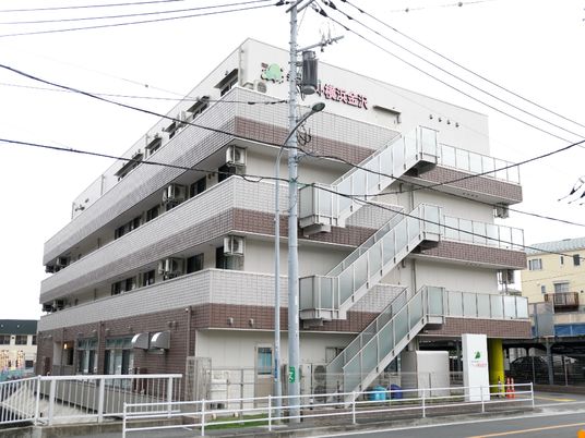 多階層の建物外観