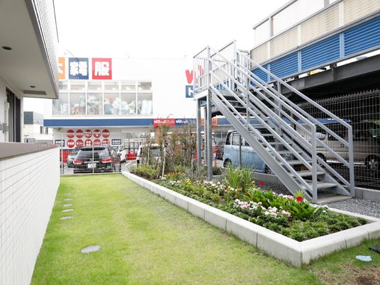 中庭の花壇と階段