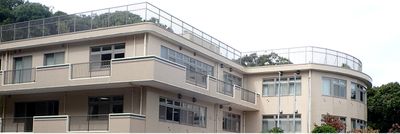 広々した環境の建物外観