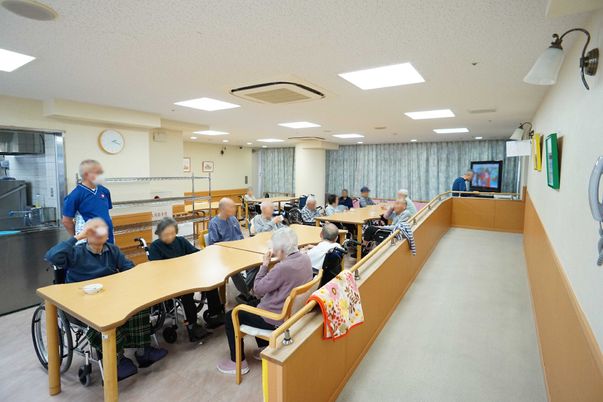 共有スペースで談笑する人々