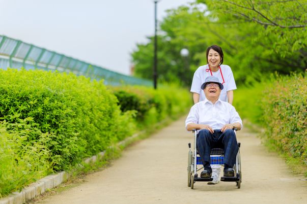 車椅子の利用者と看護師