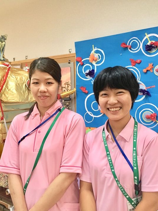 笑顔のスタッフ２人
