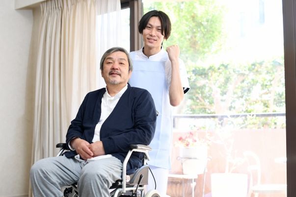 スタッフと利用者のともに笑顔