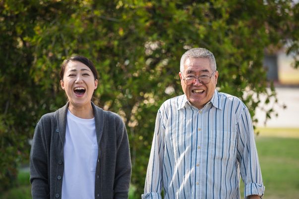 笑顔の利用者とスタッフ