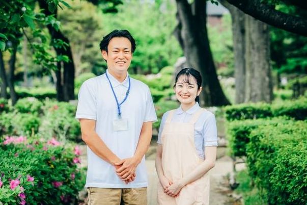 スタッフ2人と緑の庭