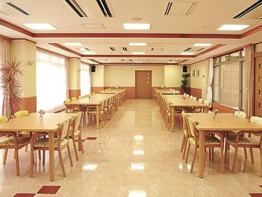 明るい食堂の全景