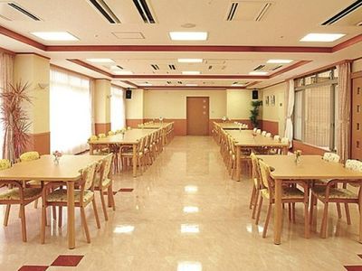 明るい食堂の全景
