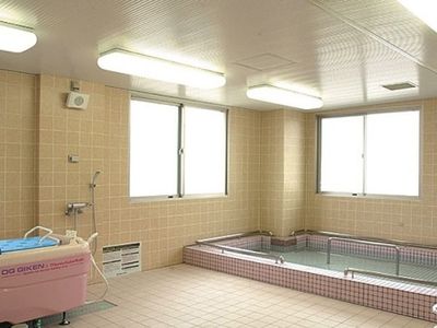 明るい広々とした浴室