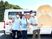 スタッフと送迎車