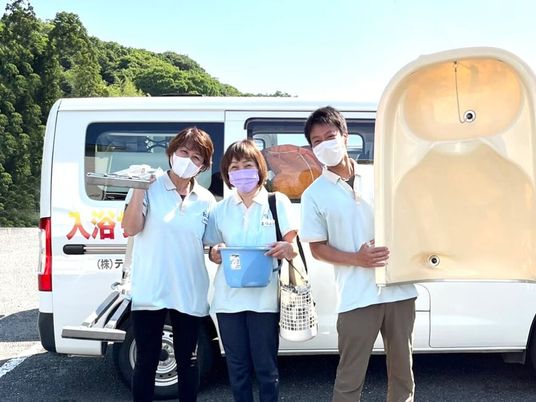 スタッフと送迎車