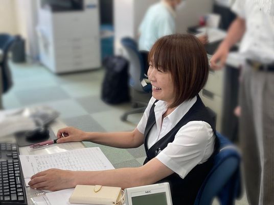 スタッフが笑顔で業務中