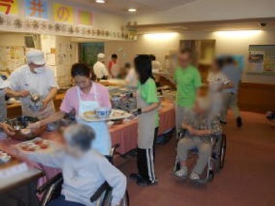 食事を楽しむ様子 食堂