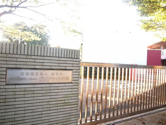 開放的な玄関の外観