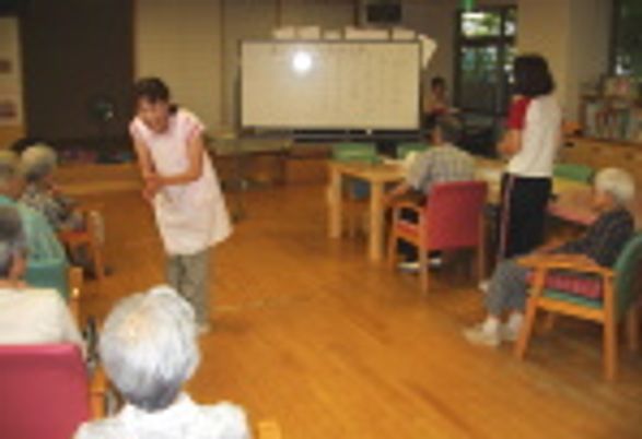 活動中の広々とした部屋
