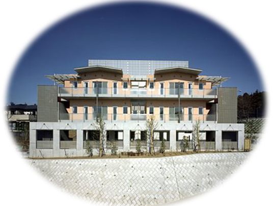 緑に囲まれた建物外観