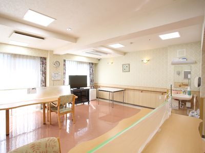 広々とした優しい色合いの食堂