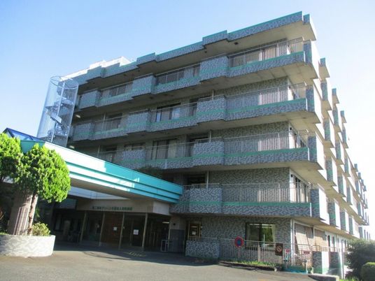 青空の下に建つ建物の外観