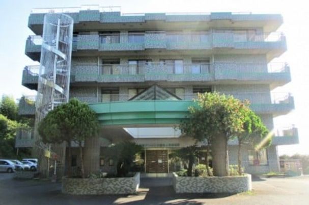 緑に囲まれた建物