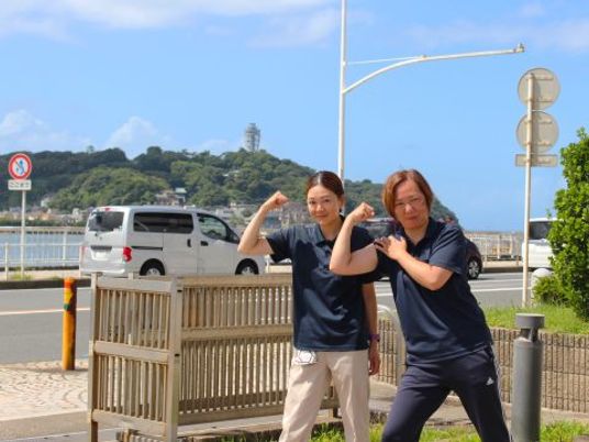 笑顔のスタッフ二人 スタッフイメージ