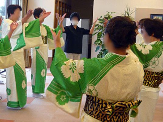 和装姿の人々の活動