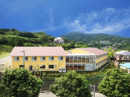 山あいの明るい建物