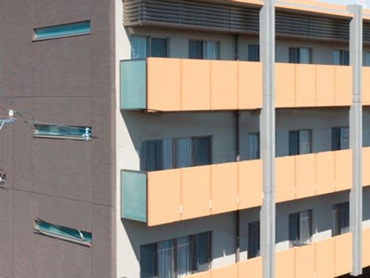 外壁と窓が見える建物