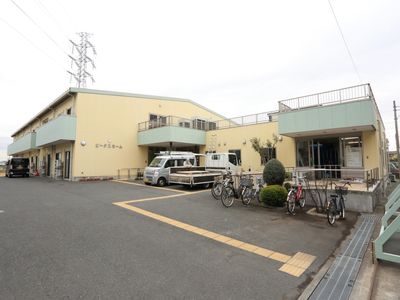 広々とした敷地の施設外観