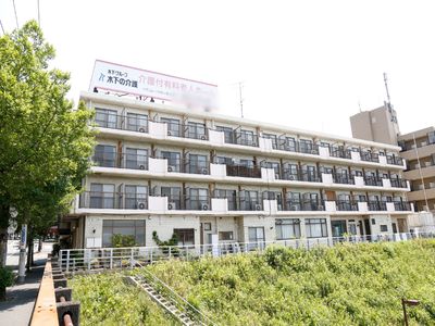 明るい建物外観