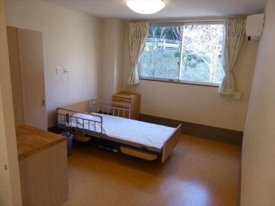 明るい個室の居室