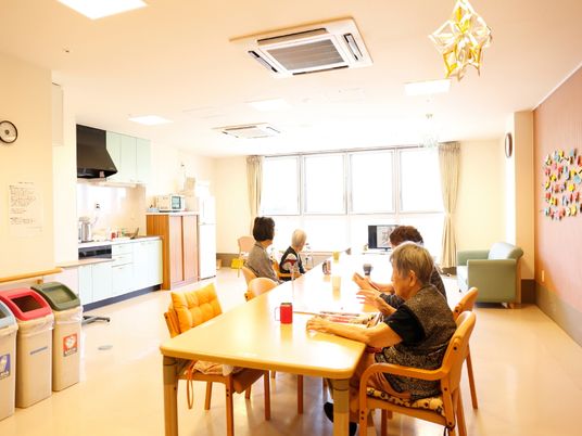 明るい共用ダイニング