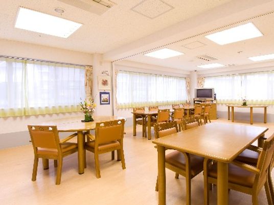 明るい共有ダイニング空間