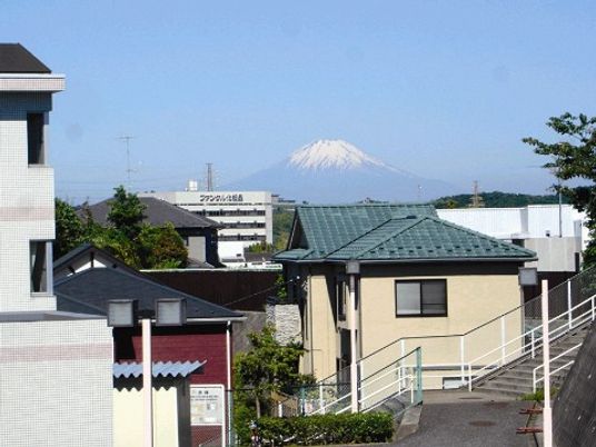 富士山を望む住宅地