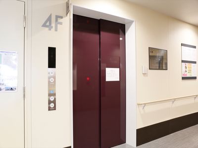 4階表示のあるエレベーター