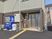 施設入口と自動販売機