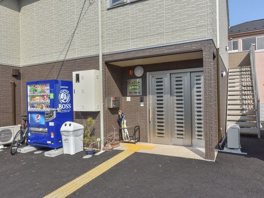 施設入口と自動販売機