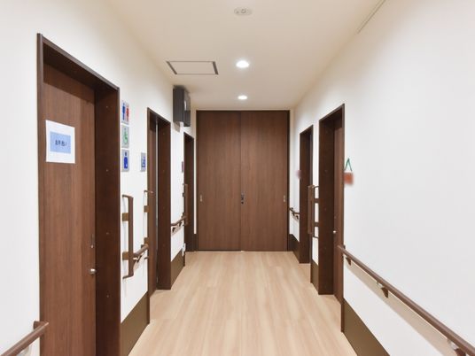 綺麗な木目調の廊下